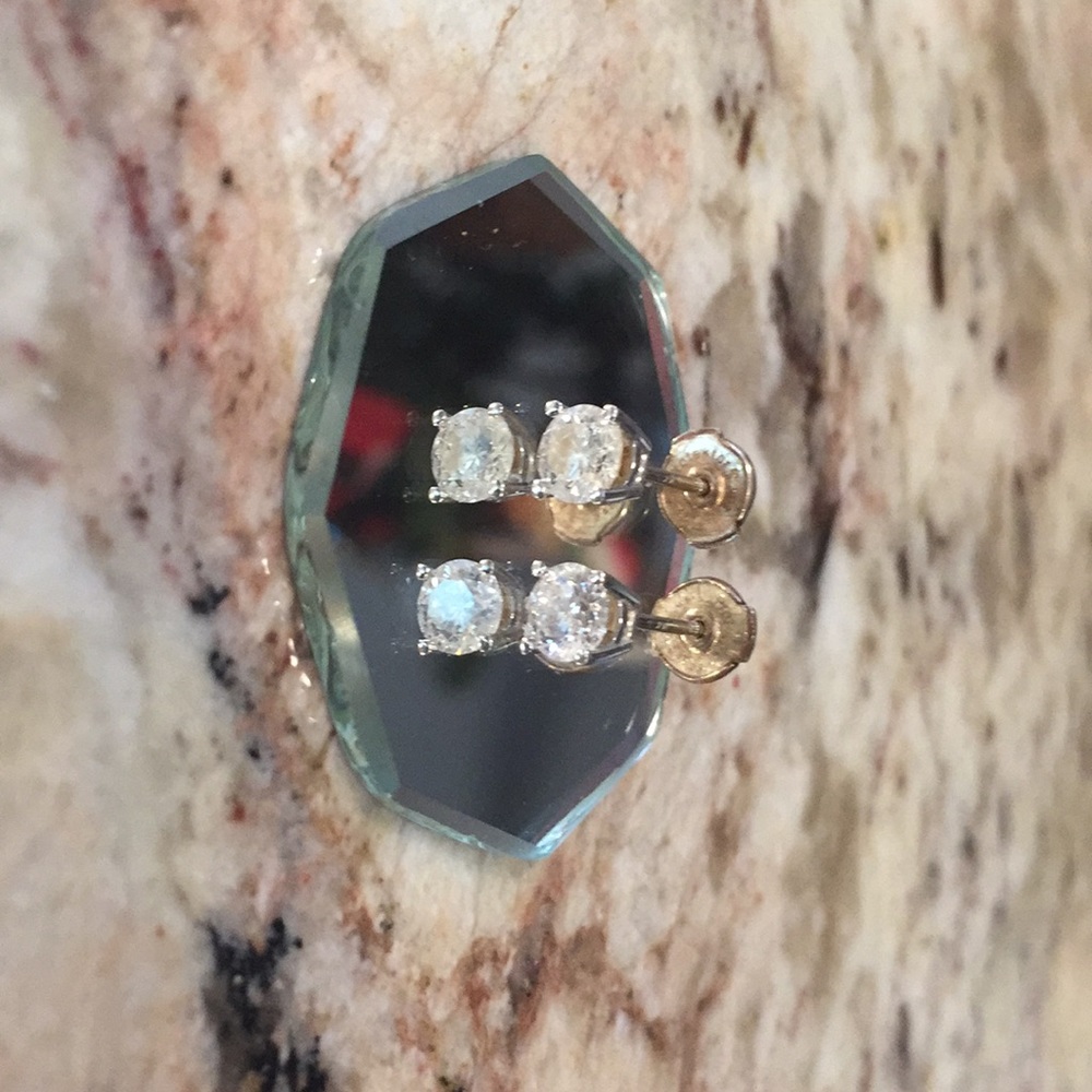 💥SOLD💥.  Ladies Diamond Stud Earrings
